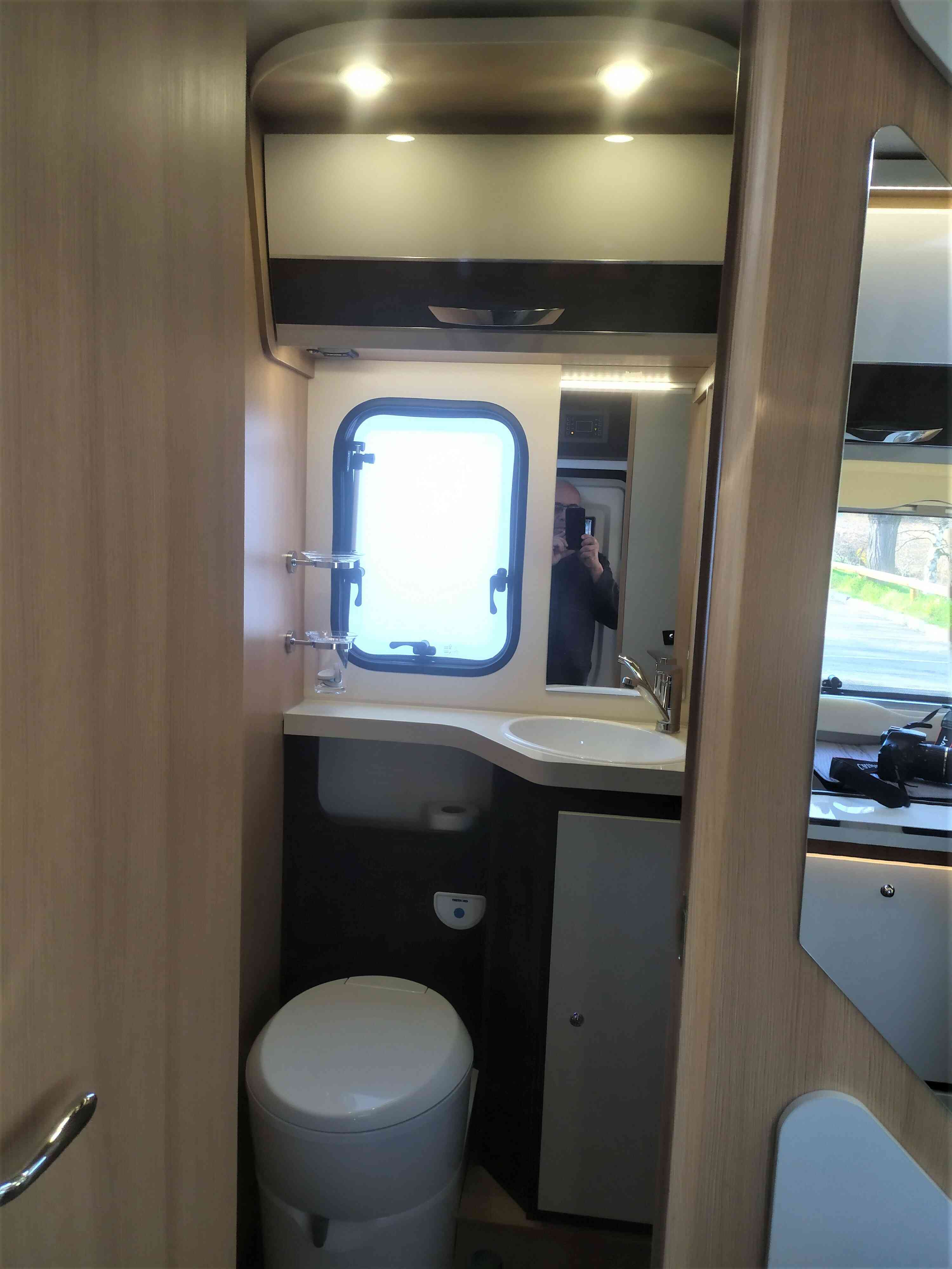 camping-car MC LOUIS GLAMYS 222  intérieur / salle de bain  et wc